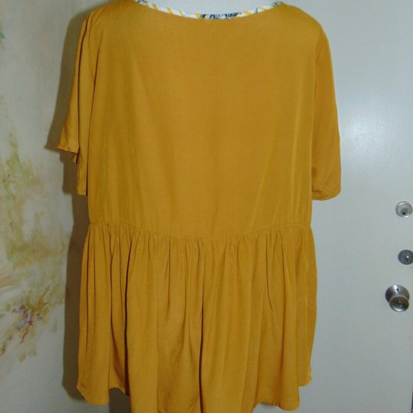 Women’s Plus Size Short Sleeve High/Low Size 1XL Mustard Floral Pullover Blouse - Picture 5 of 8